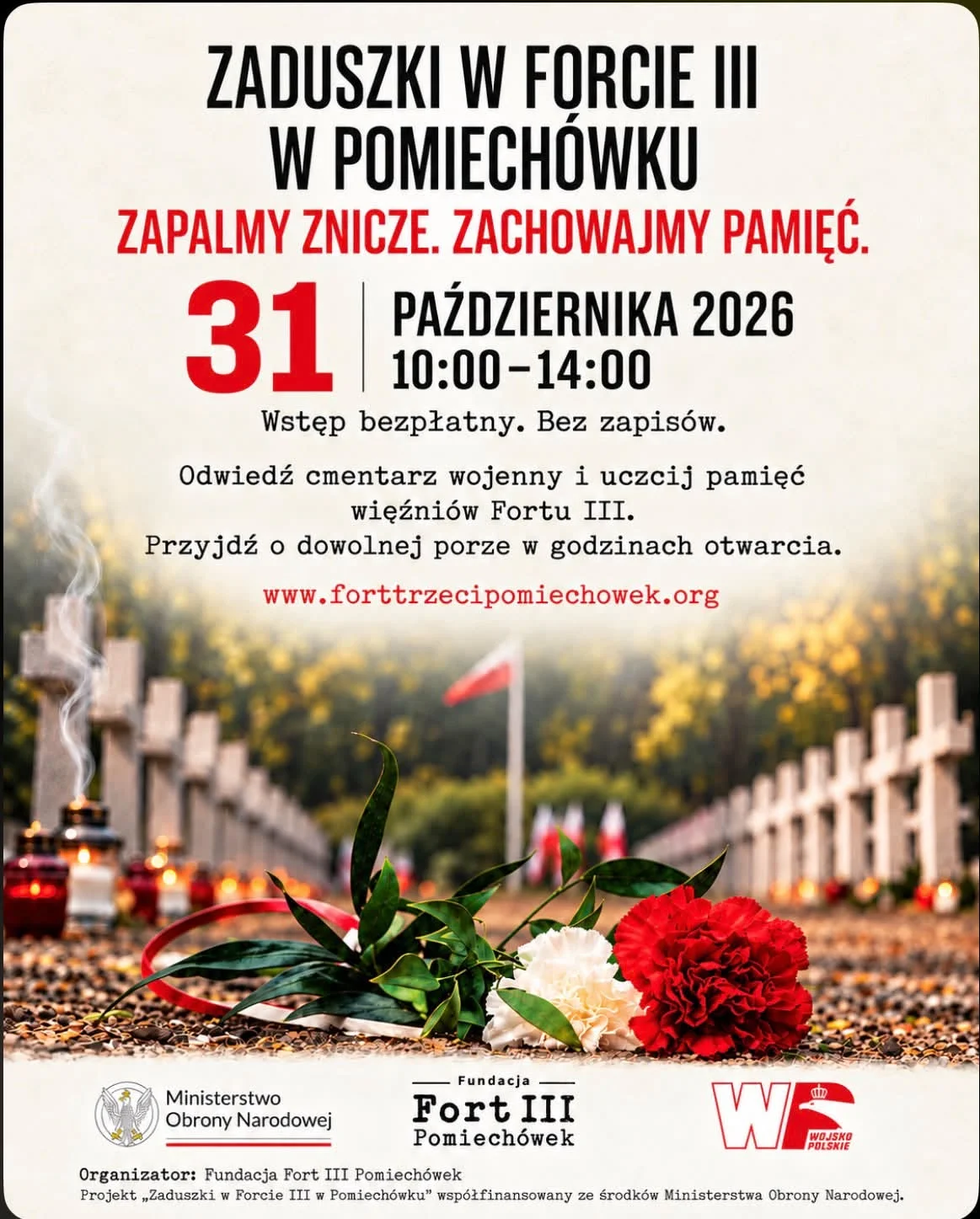 lakat informujący o wydarzeniu „Zaduszki w Forcie III w Pomiechówku”, które odbędzie się 31 października 2026 roku w godzinach 10:00–14:00. Hasło wydarzenia: „Zapalmy znicze. Zachowajmy pamięć”.  Wstęp bezpłatny, bez zapisów.